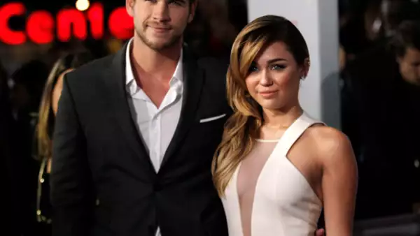 Liam Hemsworth y Miley Cyrus llegaron juntos a la alfombra roja.