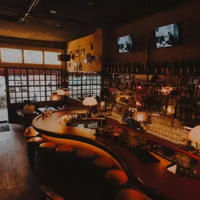 La cuba libre es uno de los tragos más tradicionales y populares en las cantinas de CDMX. 