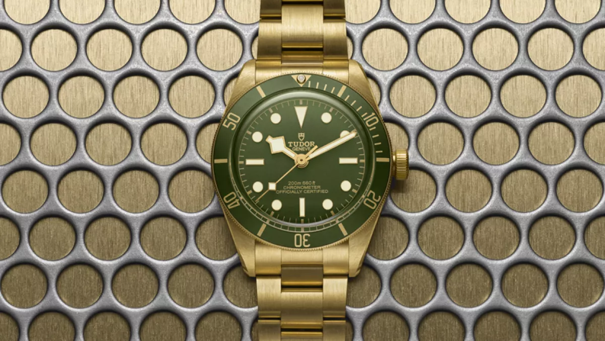 foto del reloj tudor black bay 5 en oro de 18 quilates