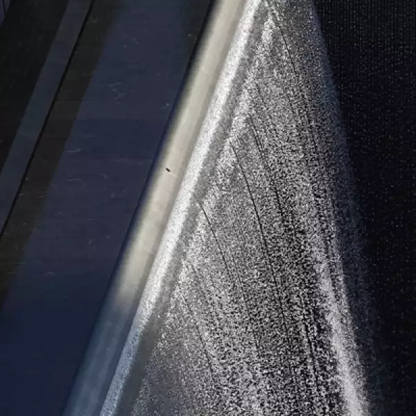 Debido a la ceremonia por el décimo aniversario de los atentados, la plaza fue abierta este domingo de forma limitada sólo para familiares de las víctimas.