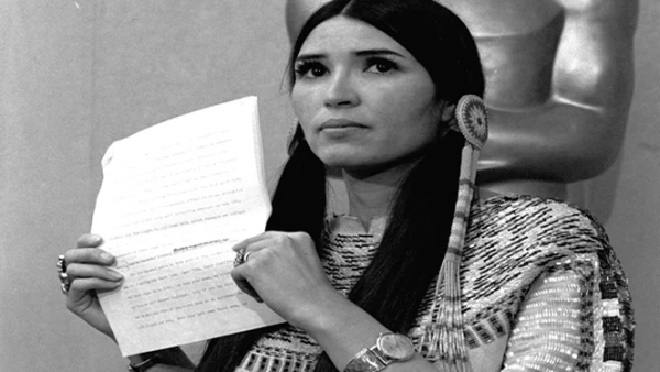 En 1973 Marlon Brando ganó el Oscar por su interpretación en El Padrino, sin embargo, no acudió a la entrega en protesta por la forma en que se trataba a los indios americanos en el cine. Sacheen Littlefeather explicó a la audiencia que Brando rechazaba e