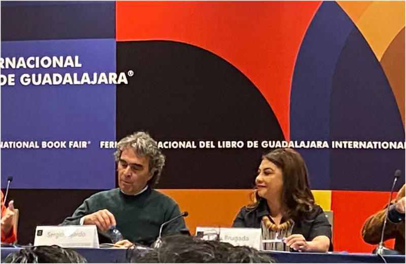 Clara Brugada en la FIL