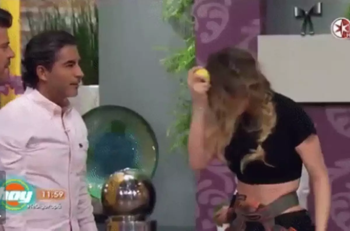 La cantante visitó hace unos días el programa Hoy y ahí, la retaron a romper una manzana con la frente, su “técnica” pudo haber fallado pero está haciendo pasar a miles de personas un GRAN momento.