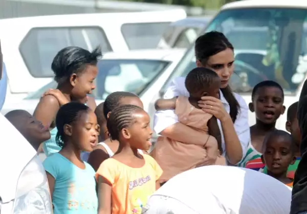 Victoria viajó a Sudáfrica para visitar dos fundaciones que se encargan de mejorar la calidad de vida de miles de niños.