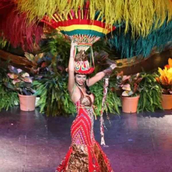 Un enorme penacho con los colores de Boli fue lo que más llamó la atención del traje de Dominique Peltier.