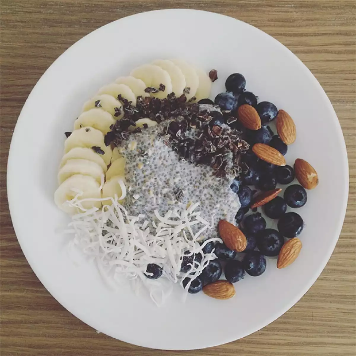 Combina chía, coco, yogurt, blueberries y almendras