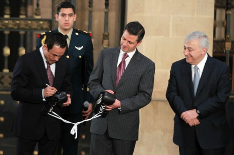Márquez le autografió sus guantes a Peña Nieto.