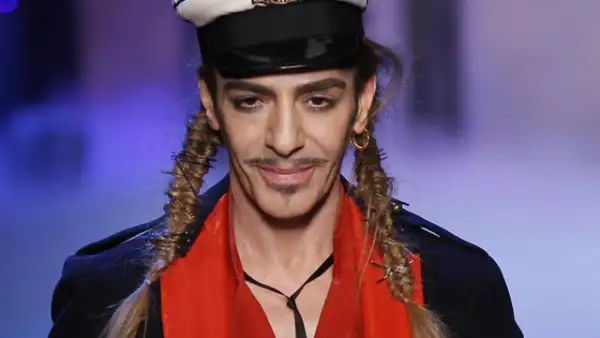 JOHN GALLIANO. El reconocido diseñador y director creativo de Christian Dior, fue suspendido de su cargo luego de que fue detenido por una supuesta agresión verbal y por declaraciones antisemitas contra una pareja en el elegante distrito Marais, en París.