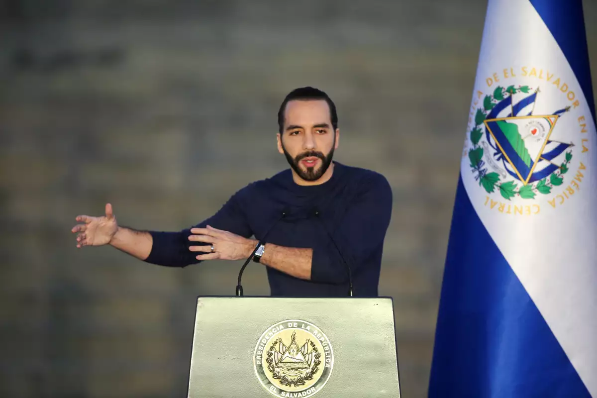 El presidente de El Salvador, Nayib Bukele, habla durante la inauguración de la planta farmacéutica de Vijosa en Santa Tecla, El Salvador, el 20 de noviembre de 2023.