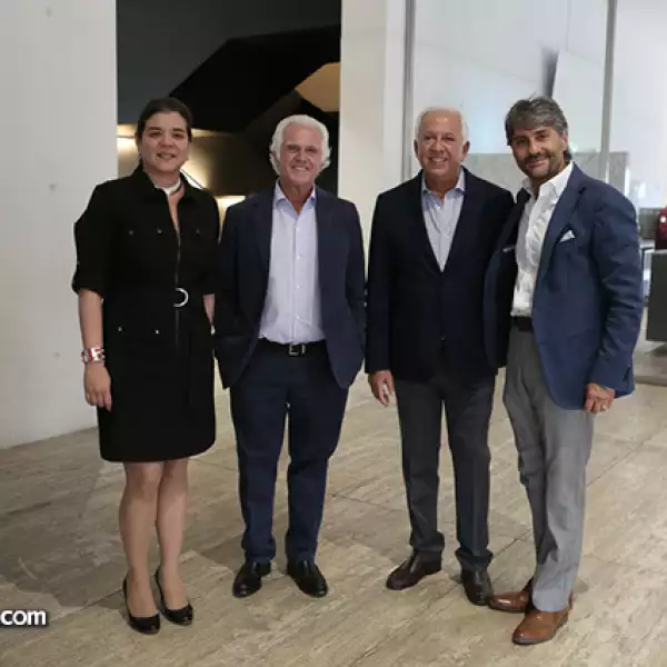 Sonya Santos, Maurice Marciano, Paul Marciano y Ricardo Bastón