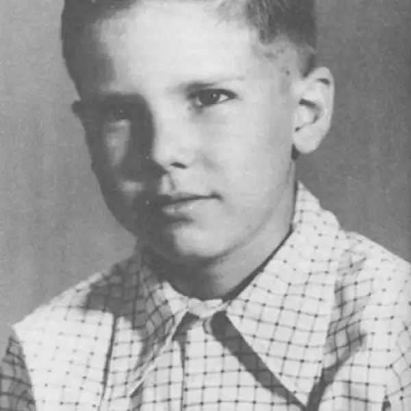 1950: 8 años. De pequeño fue un boy scout y era experto en reptiles.