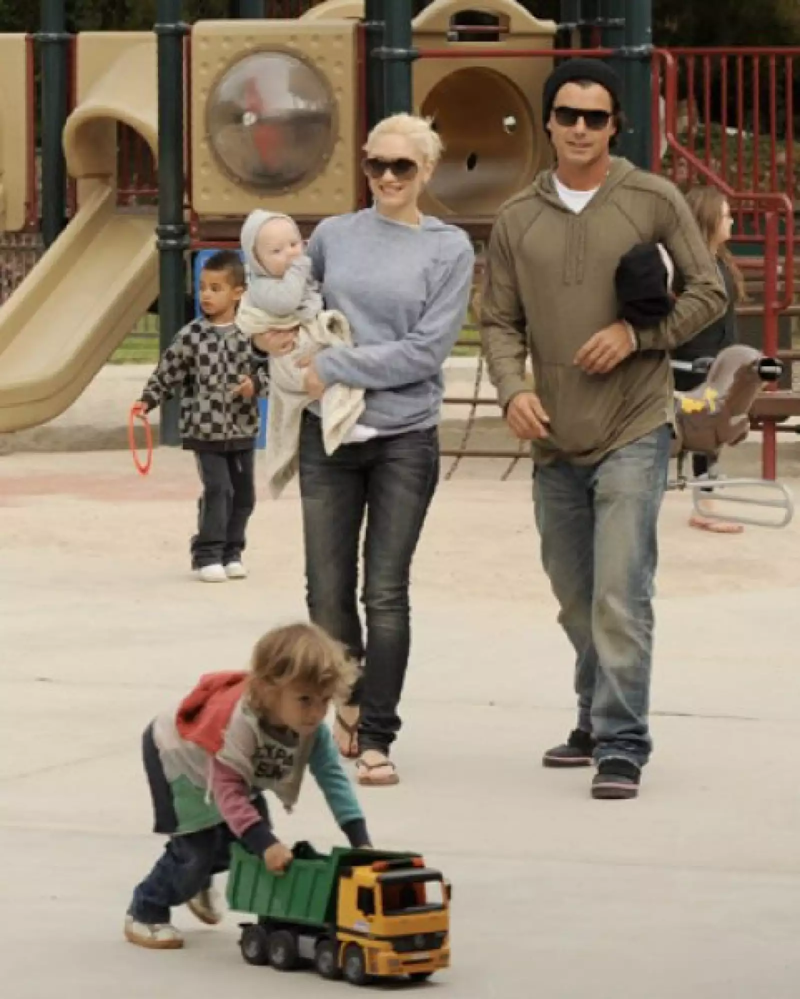 Con los peques. Gwen Stefani y Gavin Rossdale con sus hijos, Kingston y Zuma, disfrutaron de una linda tarde en el Parque Coldwater Canyon de Beverly Hills, California.