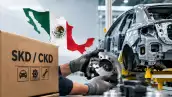 Del lado izquierdo de la imagen hay una caja de cartón son las frases SkD y CKD, que son los esquemas para ensamblar autos. Del lado derecho hay la parte de un auto en ensamblaje y en medio las manos de una persona que sostiene una pieza de un carro.