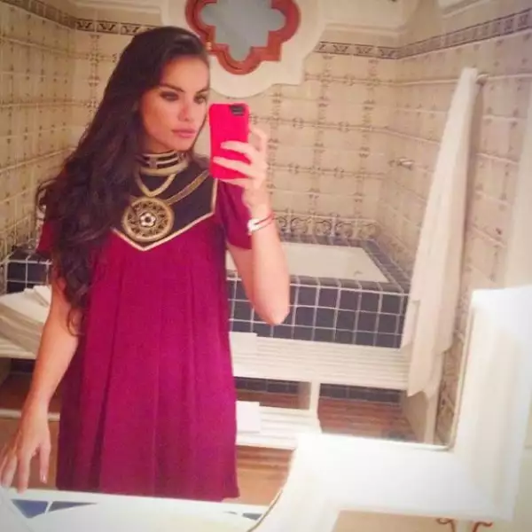 No es raro verla adueñarse de todas las miradas con sus looks de impacto.