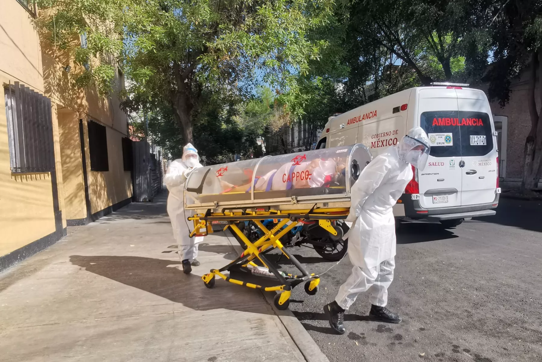 Una mujer con síntomas de Covid-19 es trasladada por paramédicos del ERUM a un hospital, en la colonia Santa María la Ribera.