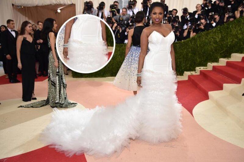 Jennifer llevaba piedras en 3D en su vestido.