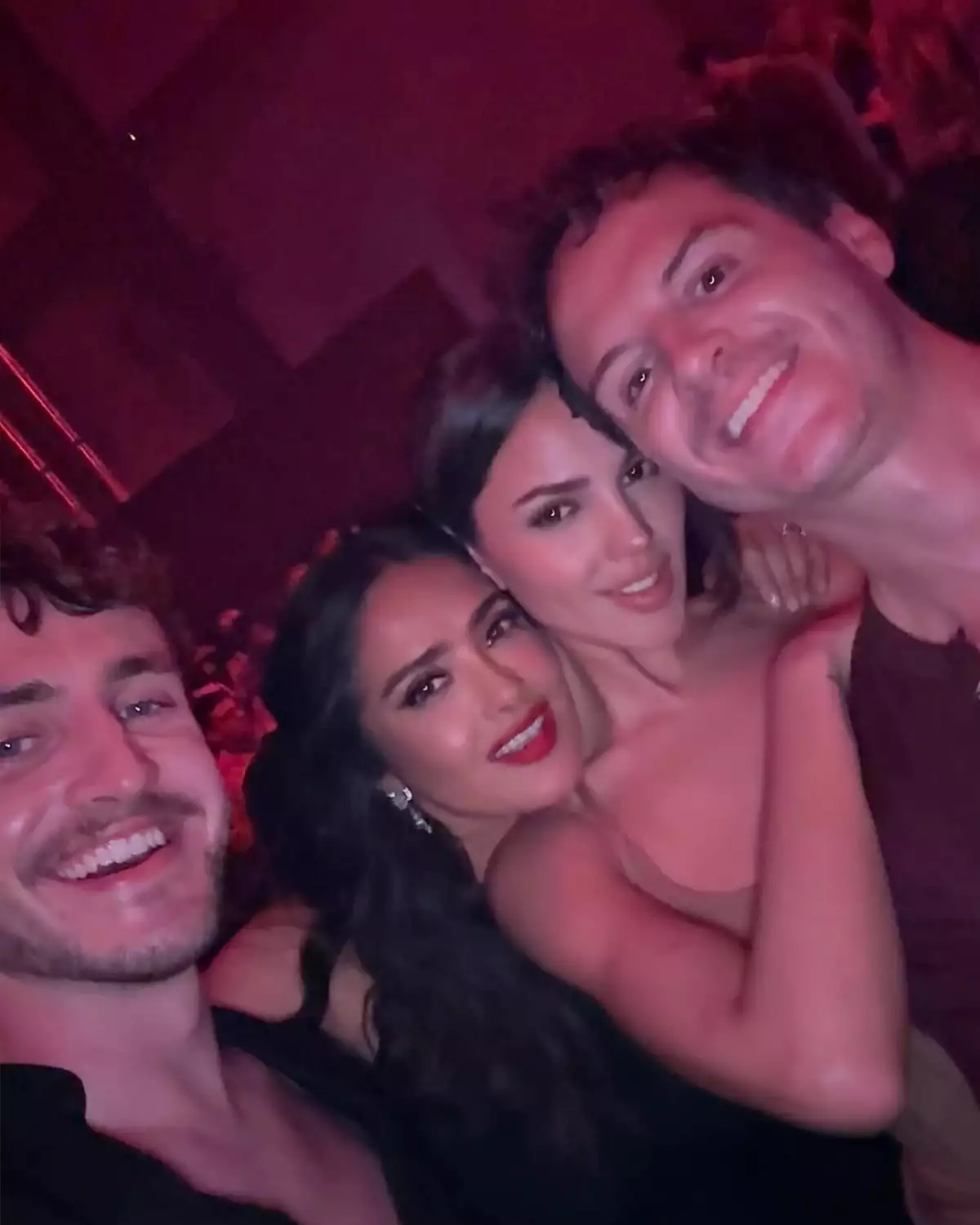 Salma Hayek y Eiza González son las mejores amigas en el desfile de Gucci