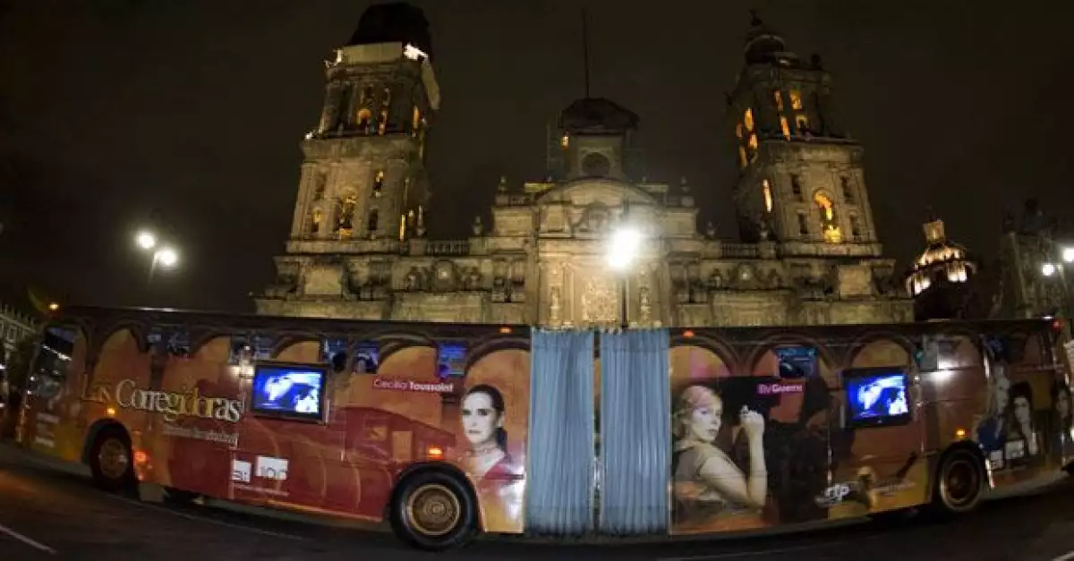 Ayer dio inicio el recorrido en el que algunas mujeres del ámbito musical recorrerán el DF a bordo de un transporte público, como parte de las celebraciones del Bicentenario de la Ciudad de México.