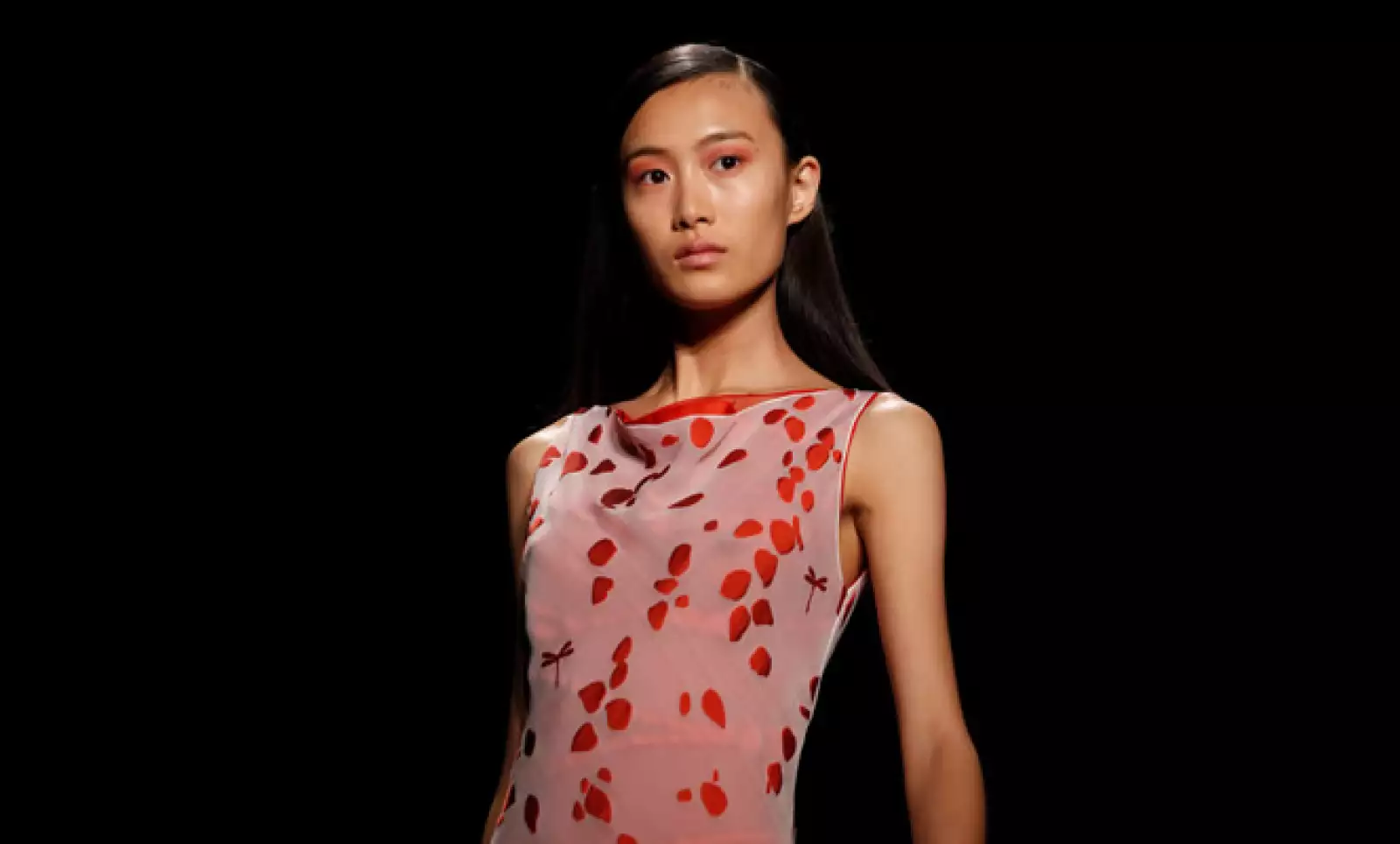 Narciso Rodríguez presentó su colección Primavera – Verano 2011 en la Semana de la Moda en Nueva York, con tonos dulces y tranquilos.