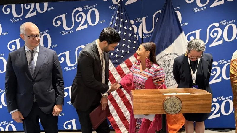 Zohran Mamdani, alcalde de Nueva York, le da la mano a Clara Brugada, jefa de Gobierno de la Ciudad de México.  