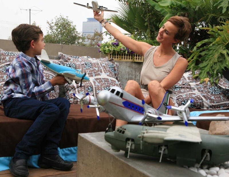 Madre e hijo pasan el tiempo recorriendo mercados populares o de antigüedades, jugando carreras de autos o aviones y practicando tenis.