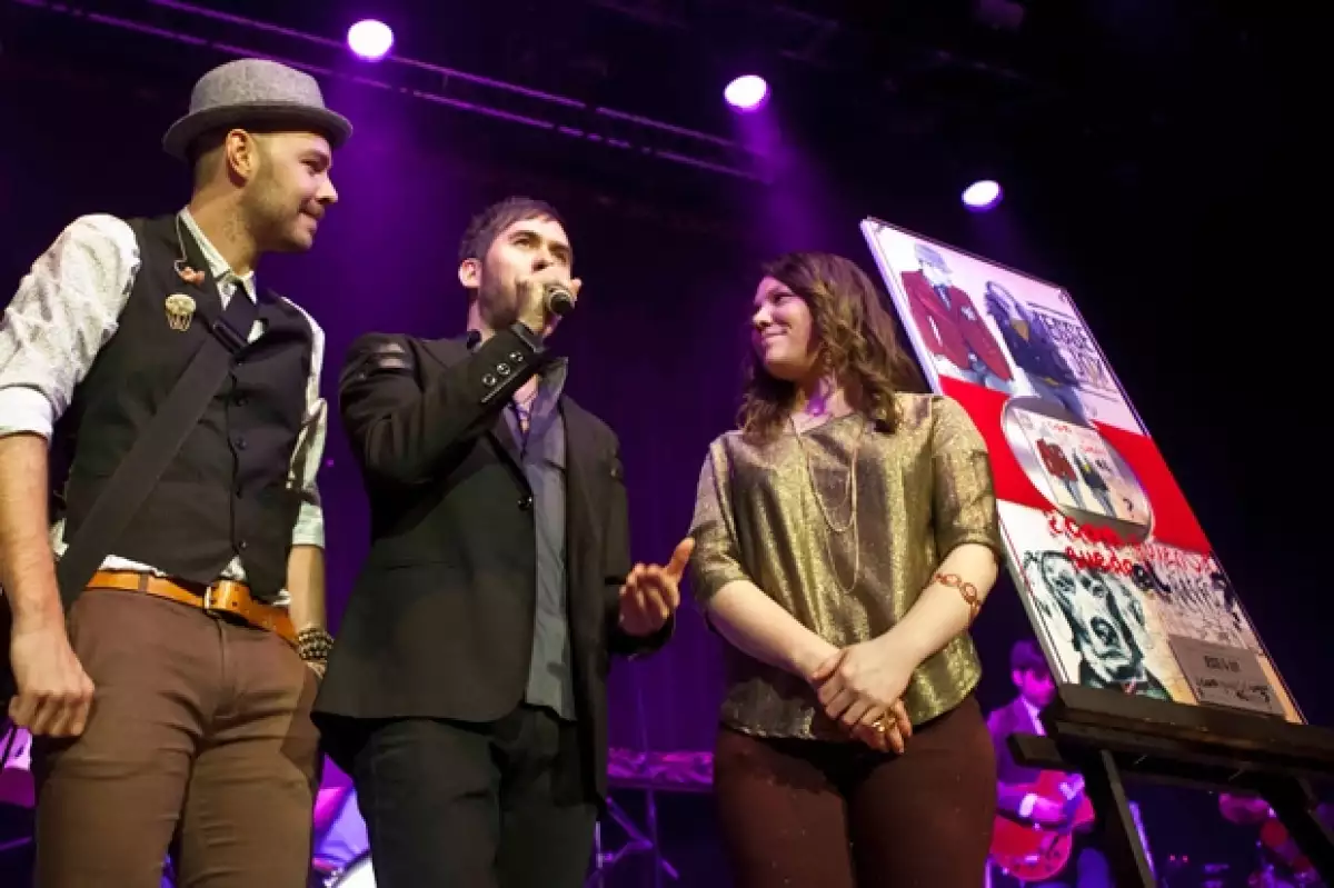 El dúo de hermanos recibieron durante su concierto en el Plaza Condesa, Disco de Platino por las altas ventas de su nuevo disco.
