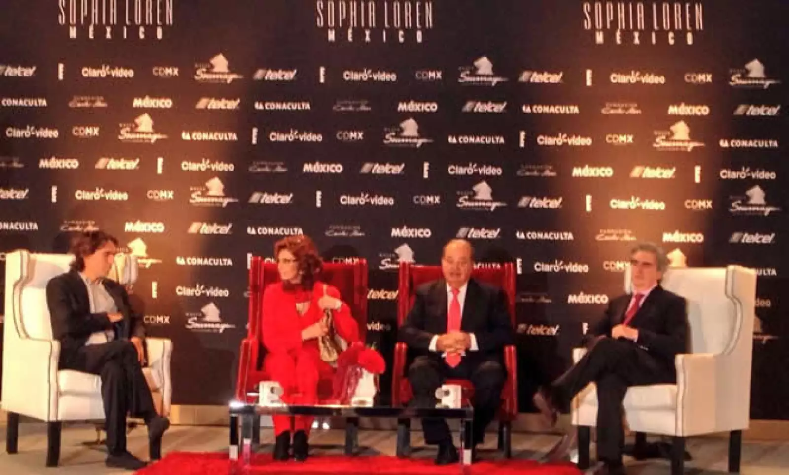 La dos veces ganadora del Oscar estuvo acompañada por su hijo Carlo Ponti, Carlos Slim, y el titular de CONACULTA, Rafael Tovar y de Teresa