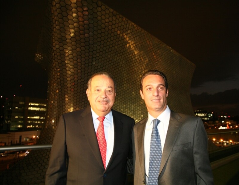 Junto a su hijo Carlos, con el Museo Soumaya como testigo.