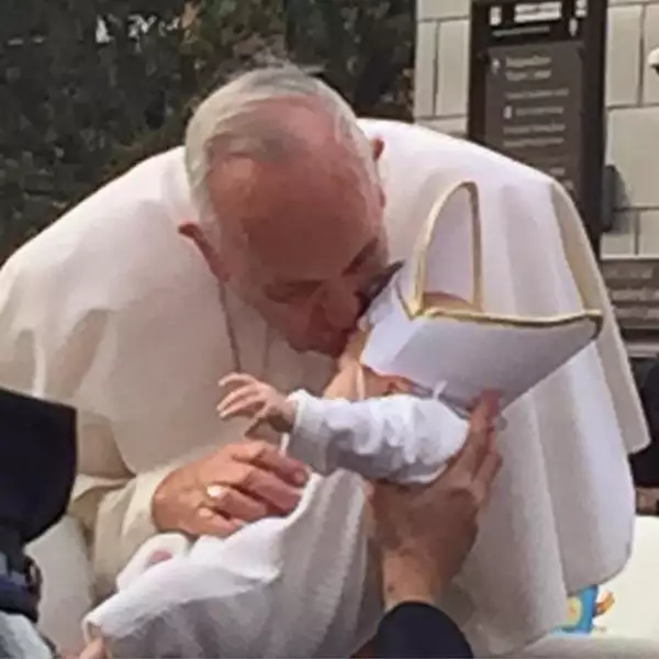 La bebé fue besada por el Sumo Pontífice.