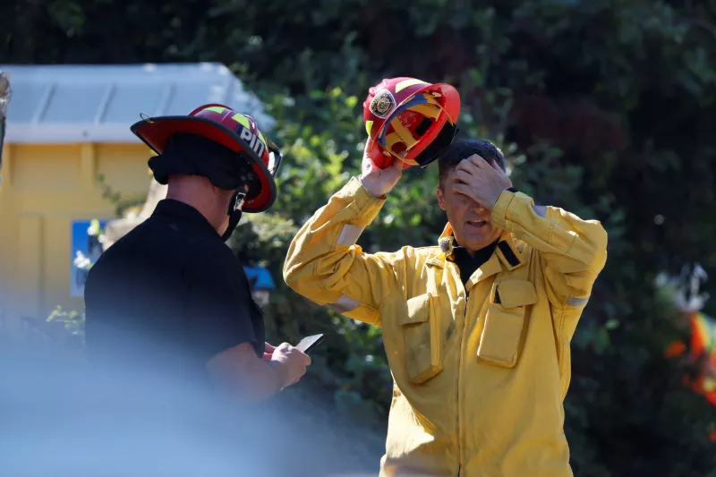 Un bombero reacciona mientras trabaja para salvar a un trabajador atrapado en una zanja durante un período de altas temperaturas climáticas en Los Ángeles, California, EE. UU. 5 de septiembre de 2024.