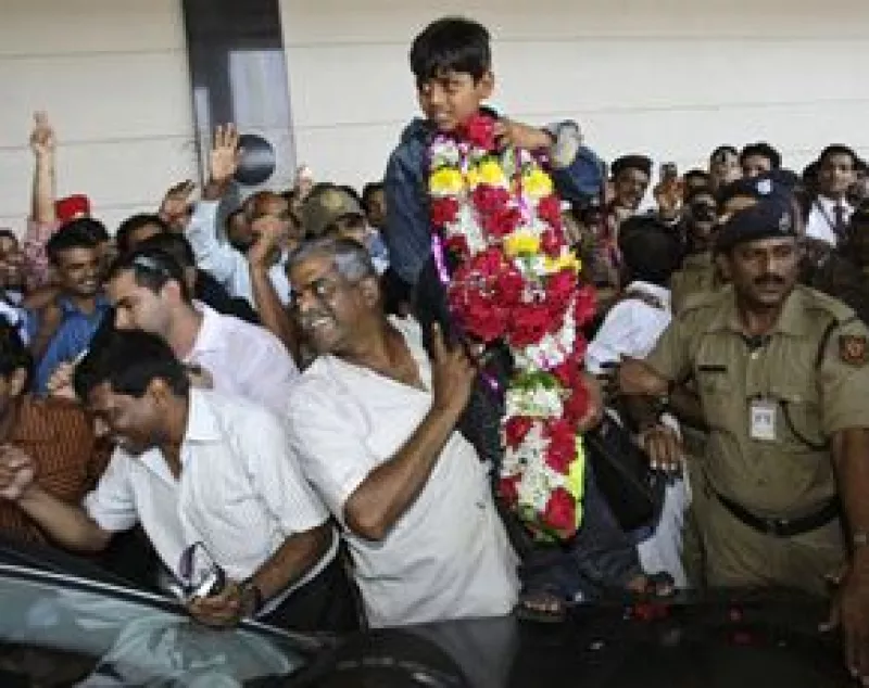 Los pequeños astros de "De pobre a millonario" fueron recibidos en la India en medio de una caótica pero entusiasmada bienvenida.