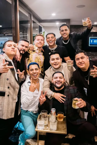 Canelo Álvarez, Grupo Firme y Carín León en los XV años de Emily Canela