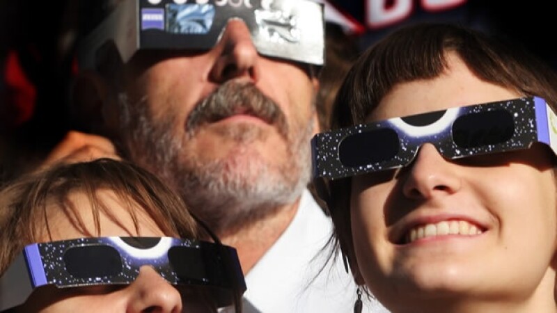 Españoles observan un eclipse solar