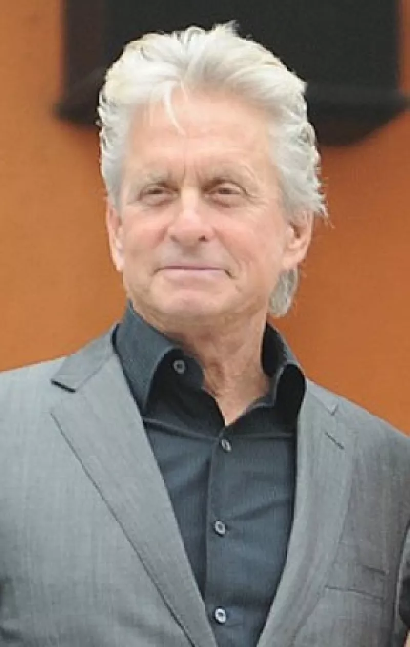 El actor de 65 años, ganador del Oscar por la cinta ‘Wall Street’, será sometido a radiación y quimioterapia.