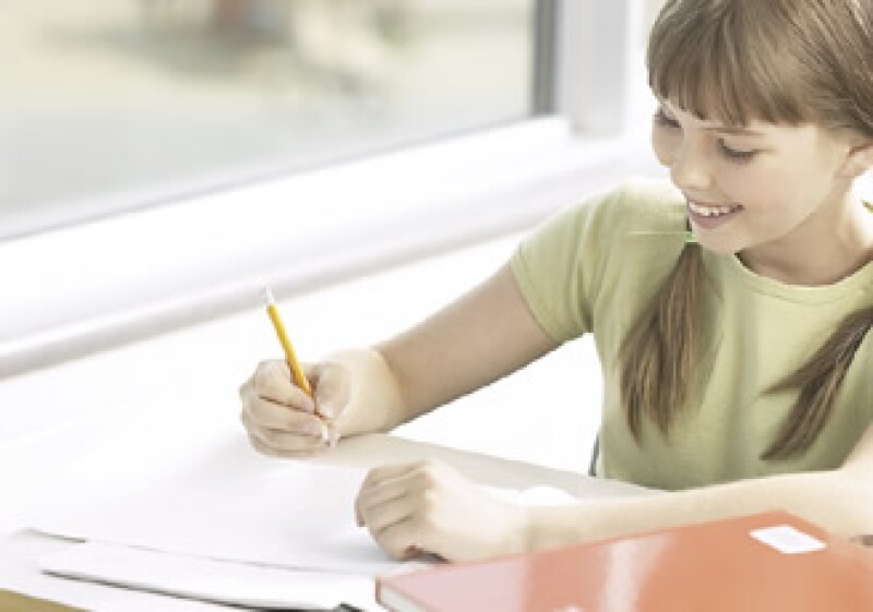 Comprar con anticipación y en grupo puede reducir los costos del material escolar de tus hijos. (Foto: Jupiter Images)