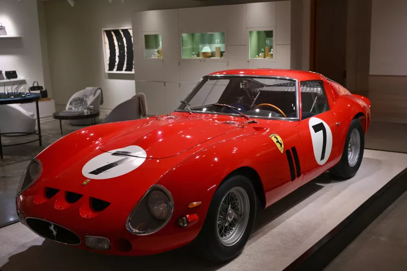 Ferrari 250 GTO de 1962, el automóvil más valioso jamás ofrecido en una subasta, se exhibió durante una vista previa en Sotheby's en Nueva York el pasado 2 de noviembre de 2023.