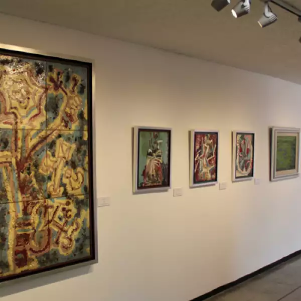 A los 14 años montó su primera exposición colectiva. Además de la pintura, escultura y el dibujo también realizó escenografias.