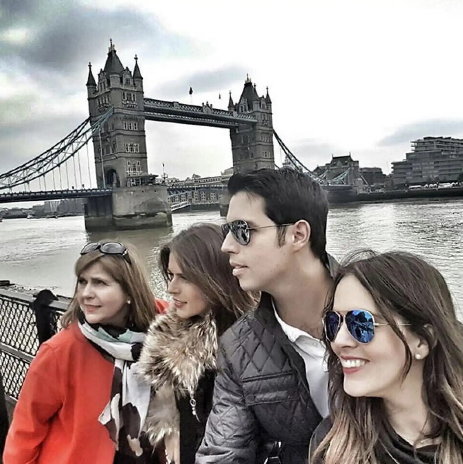 La familia Álvarez se tomó la típica foto en London Bridge.