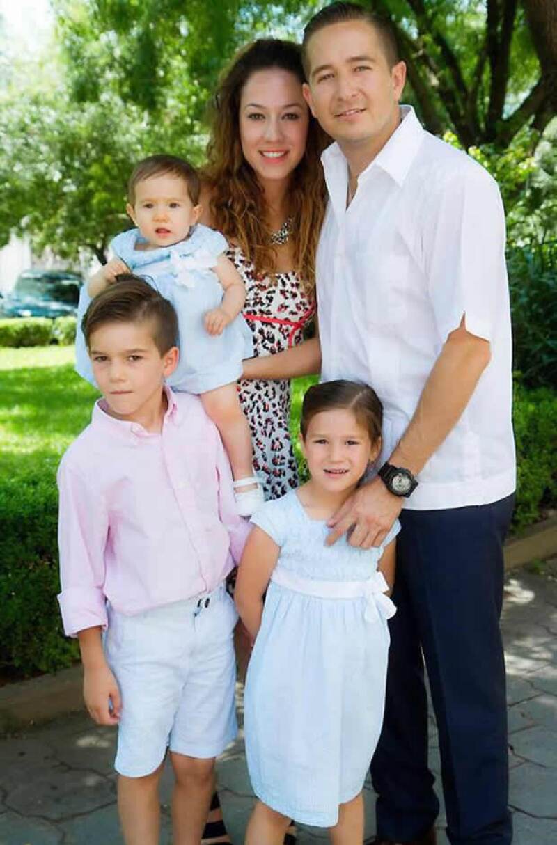 Mauricio Zavala acompañado de su familia