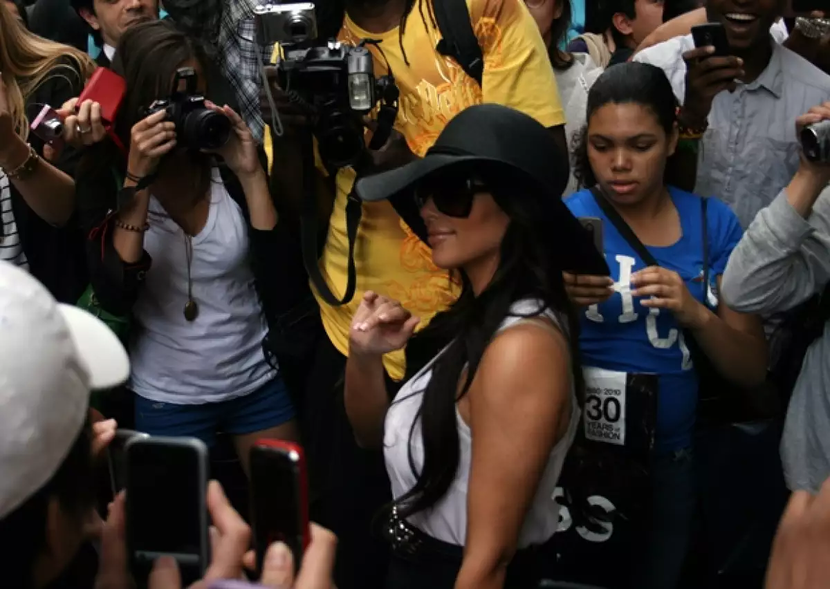 La actriz salió de compras por el Soho neoyorquino, e inmediatamente el lugar se llenó de paparazzi y fans, que convirtieron en una locura su día.