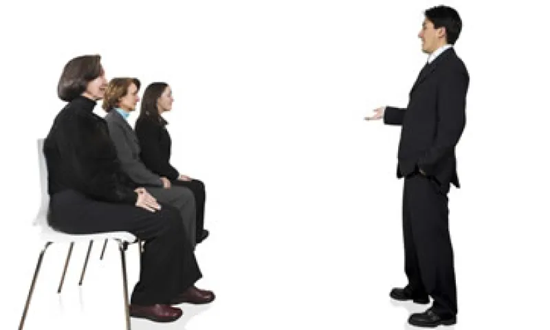 La imagen de una sesión de capacitación en la que tus trabajadores mueren de aburrimiento y terminan sin entender conceptos clave para el negocio debe quedar en el pasado. (Foto: Photos to Go )