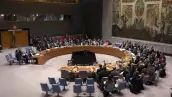 Los miembros del Consejo de Seguridad de las Naciones Unidas votan sobre una resolución que pide el desbloqueo del Estrecho de Ormuz, durante una reunión del Consejo de Seguridad de las Naciones Unidas sobre Irán y Oriente Medio en la sede de la ONU en Nueva York el 7 de abril de 2026. 