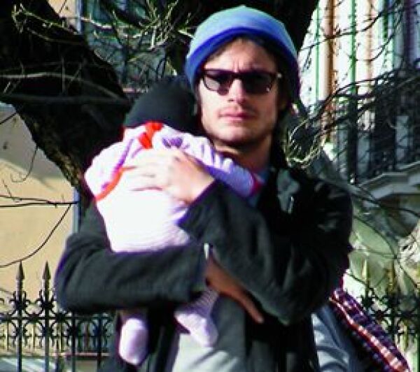 El actor ayuda a su pareja a cambiar pañales. (Foto: Claso
