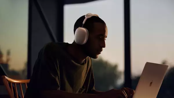 apple_airpods-max_listening-experience_12082020.jpg