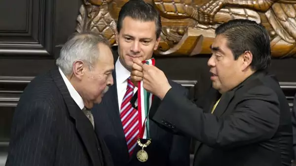 Eraclio Zepeda recibe la Belisario Dominguez