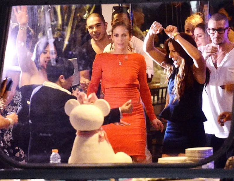 La cantante, de 43 años, celebró en un yate acompañada de su novio y amigos.