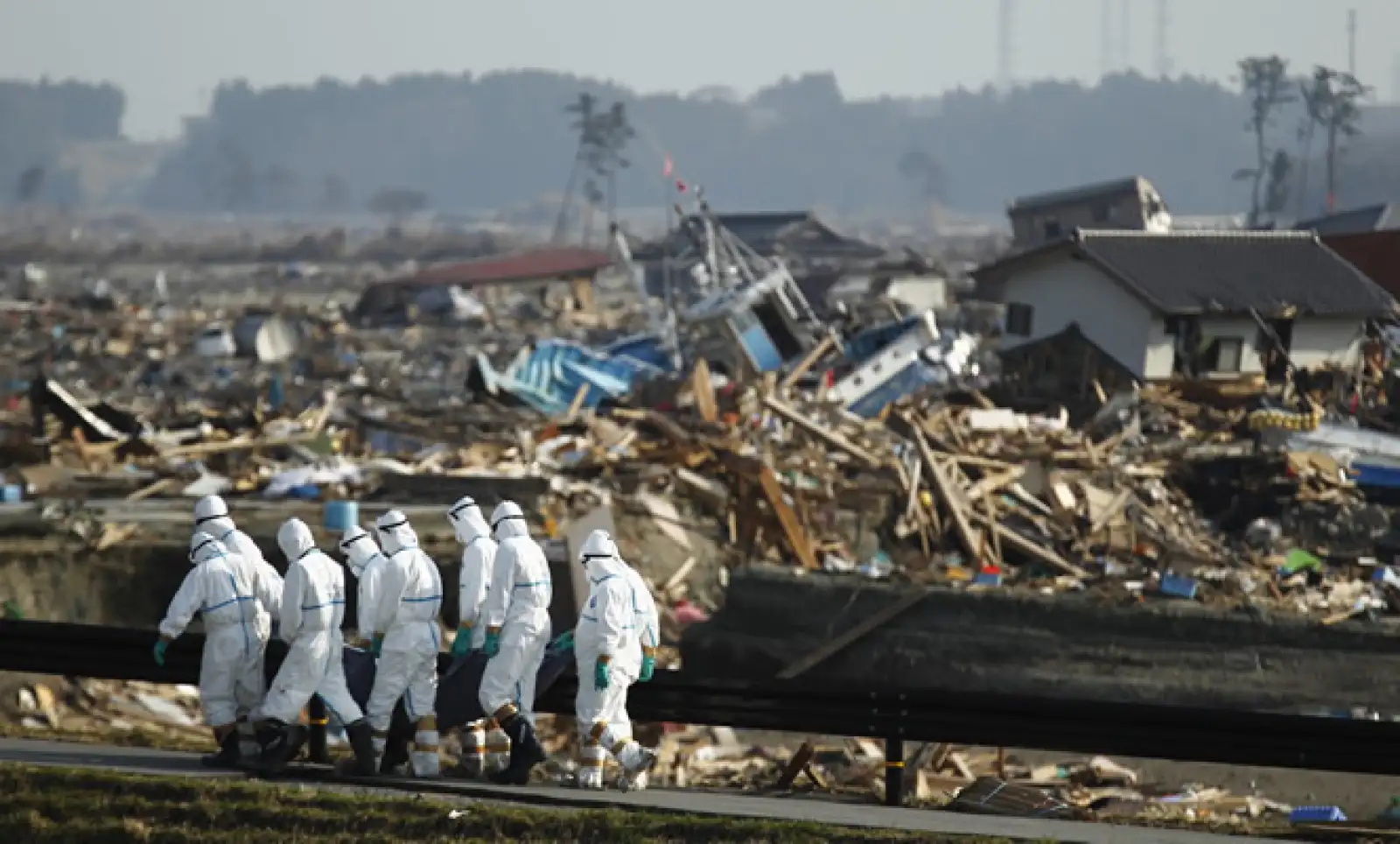 Policías japoneses cargan un cuerpo sin vida, después del terremoto y tsunami que azotó el país oriental el 11 de marzo.