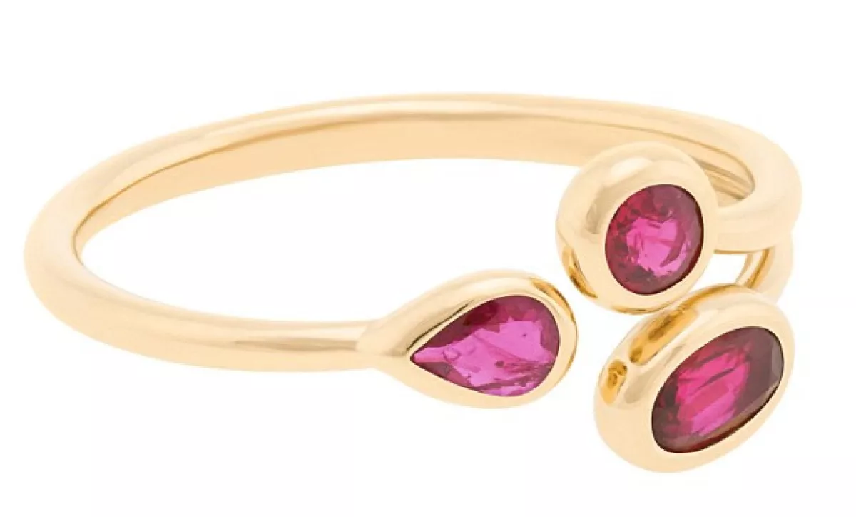 Las piezas son de oro, y cuentan con gemas como rubies y esmeraldas.