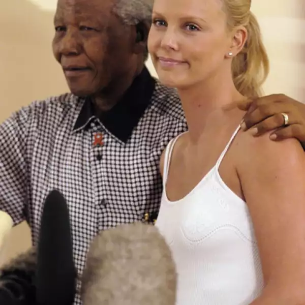 Charlize Therón es sudafeicana, aquí con el líder en 2004.