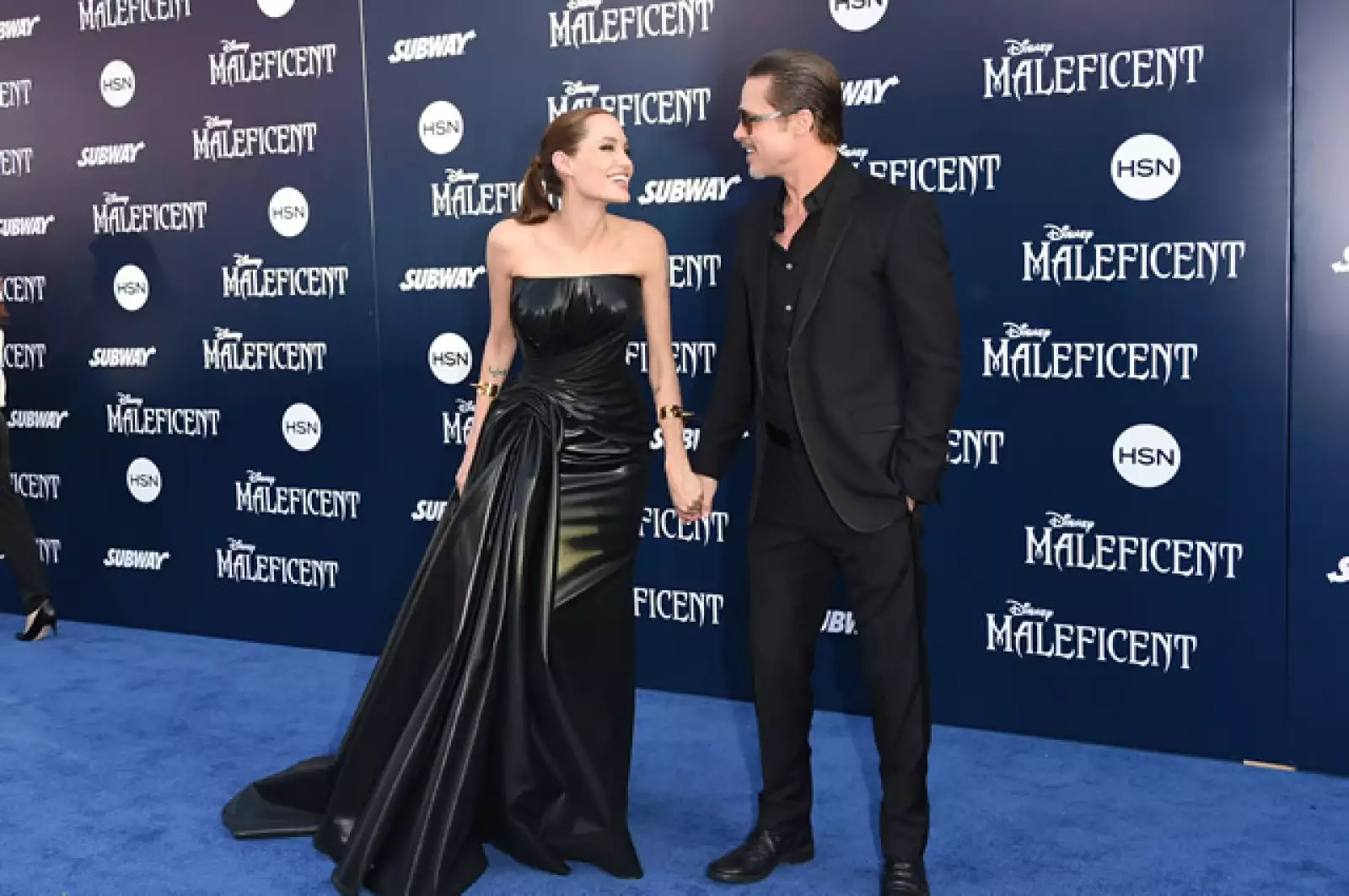 Aquí durante la premiere de Maléfica en Los Ángeles, donde en todo momento Brad estuvo al pendiente de Angelina, la protagonista de la red carpet.